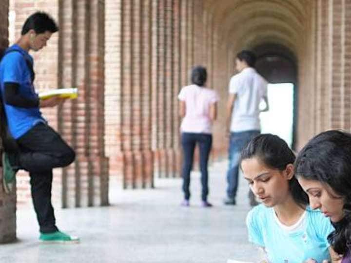 This college banned holding the hand of the girl, sitting together, know the whole matter