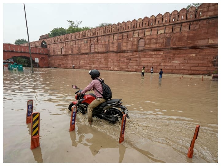 The friendship of Red Fort and Yamuna is old, see in the pictures how the river came to meet its friend