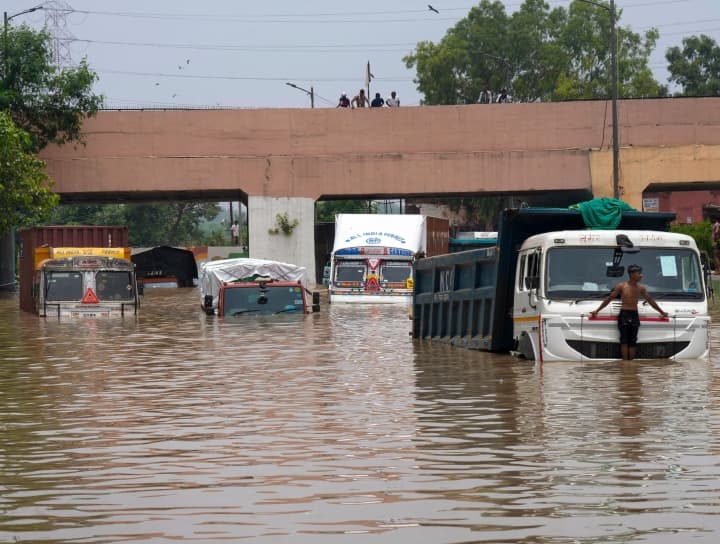 Uncontrollable Yamuna in Delhi, many areas submerged in water, IMD issues alert for these states