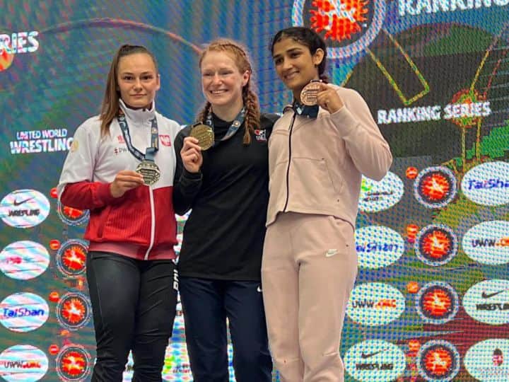 Wrestler performing at Jantar Mantar hoisted tricolor in Hungary, Sangeeta won bronze