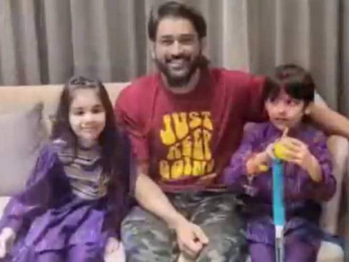 MS Dhoni's cute style seen with little fans on Rakshabandhan, video went viral on social media