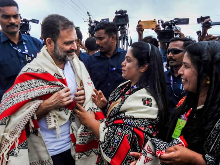 Wearing a traditional shawl, holding hands... Rahul Gandhi danced with Toda tribals
