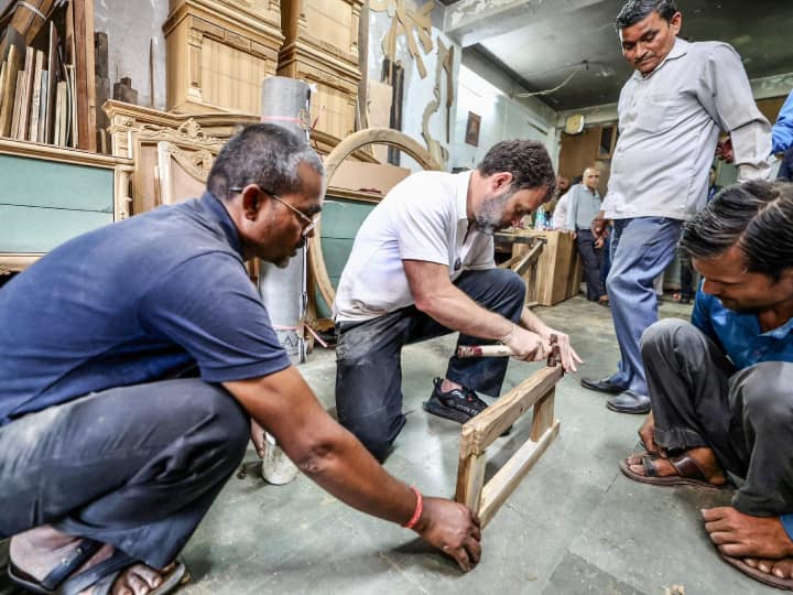Now Rahul Gandhi reached the furniture market, seen among the artisans with a saw and hammer.