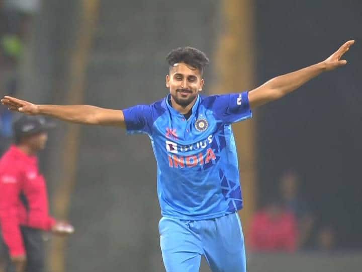 Team India's star fast bowler got injured before the big tournament, Umran Malik will take place in the team.