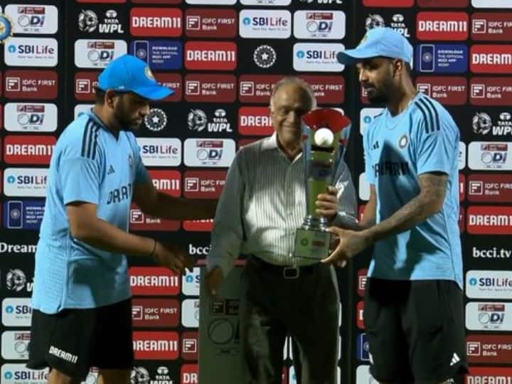 Watch: Rohit Sharma hands over the trophy to KL Rahul, fans of the Indian captain are impressed on social media