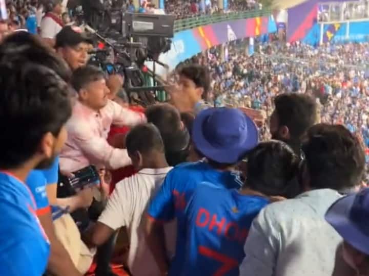 Huge clash between fans in Delhi's Arun Jaitley Stadium, video of fans hitting each other goes viral