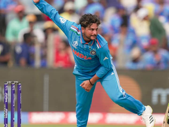 Kuldeep became a medium fast bowler from a spinner, bowled such a fast ball to Daryl Mitchell!
