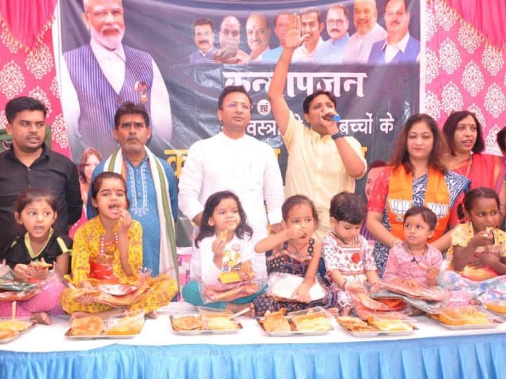 Unique initiative of BJP in Delhi, worshiped girls in slums and distributed clothes