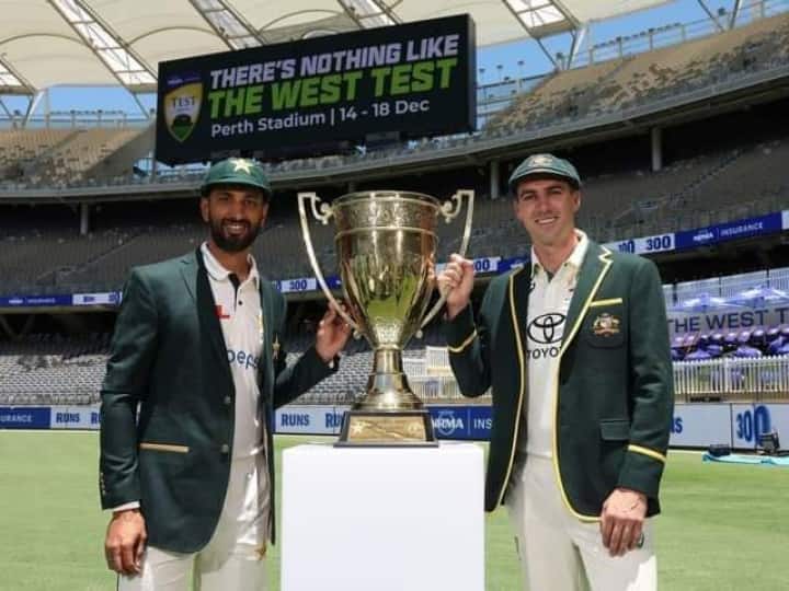 Australia won the toss and chose to bat, Pakistan made debut of two players