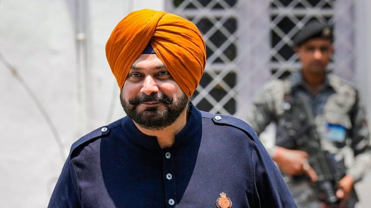 First action was taken against close ones, now Punjab Congress leader said in the meeting - Navjot Singh Sidhu should not be mentioned in public.