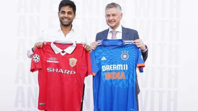 Suryakumar Yadav swapped jersey with Manchester United legend, said - Iconic...', see