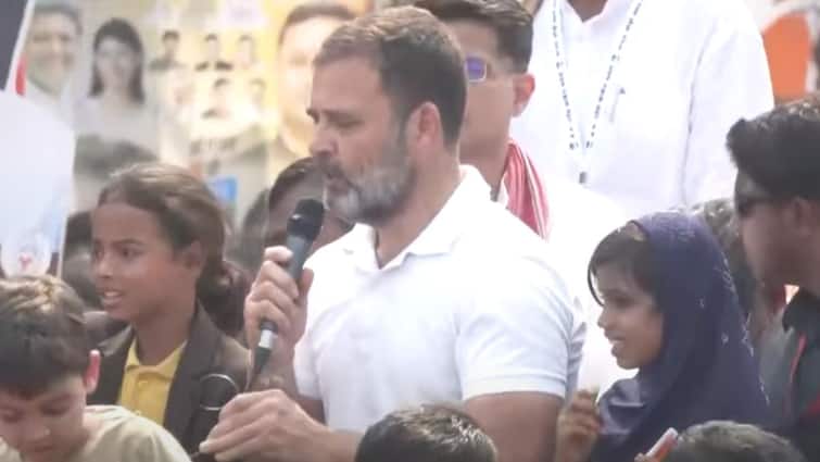 What did Rahul Gandhi say to a Muslim girl named Aayat that the street echoed with applause?